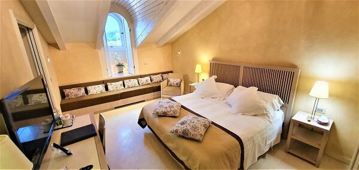 DELUXE PENTHOUSE ZIMMER Art Hotel Novecento Bologna, Italia DELUXE PENTHOUSE ZIMMER Art Hotel Novecento Bologna, Italia