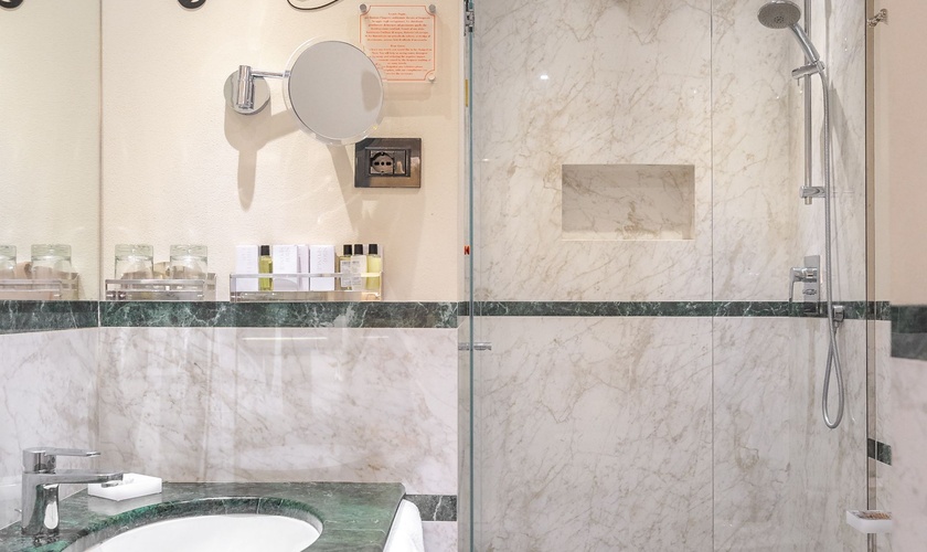 Deluxe Doppelzimmer mit Terrasse Art Hotel Commercianti Bologna Deluxe Doppelzimmer mit Terrasse Art Hotel Commercianti Bologna