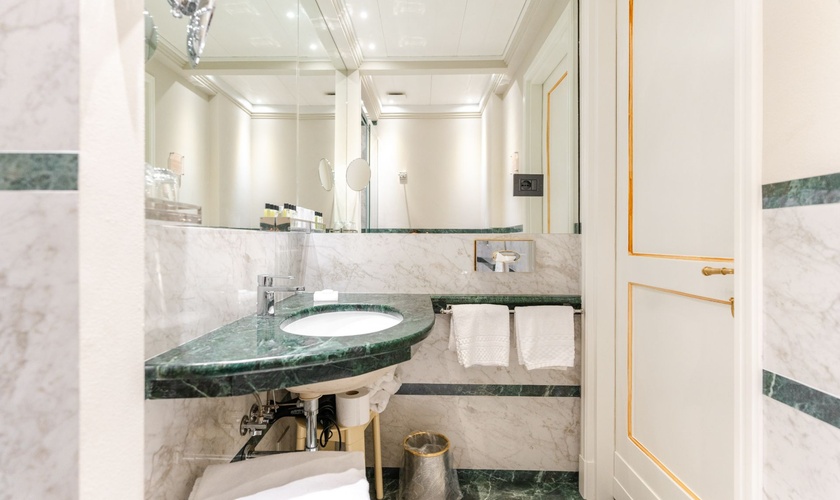 Deluxe Doppelzimmer mit Terrasse Art Hotel Commercianti Bologna Deluxe Doppelzimmer mit Terrasse Art Hotel Commercianti Bologna