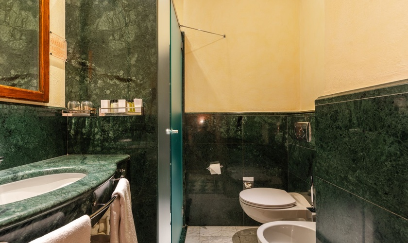 Deluxe Doppelzimmer mit Terrasse Art Hotel Commercianti Bologna Deluxe Doppelzimmer mit Terrasse Art Hotel Commercianti Bologna