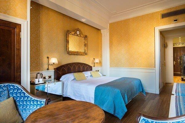 Suite Deluxe Sulla Via Della Seta Art Hotel Orologio Bologna Suite Deluxe Sulla Via Della Seta Art Hotel Orologio Bologna