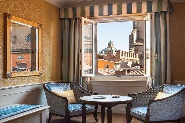 Suite Deluxe Sulla Via Della Seta Art Hotel Orologio Bologna Suite Deluxe Sulla Via Della Seta Art Hotel Orologio Bologna